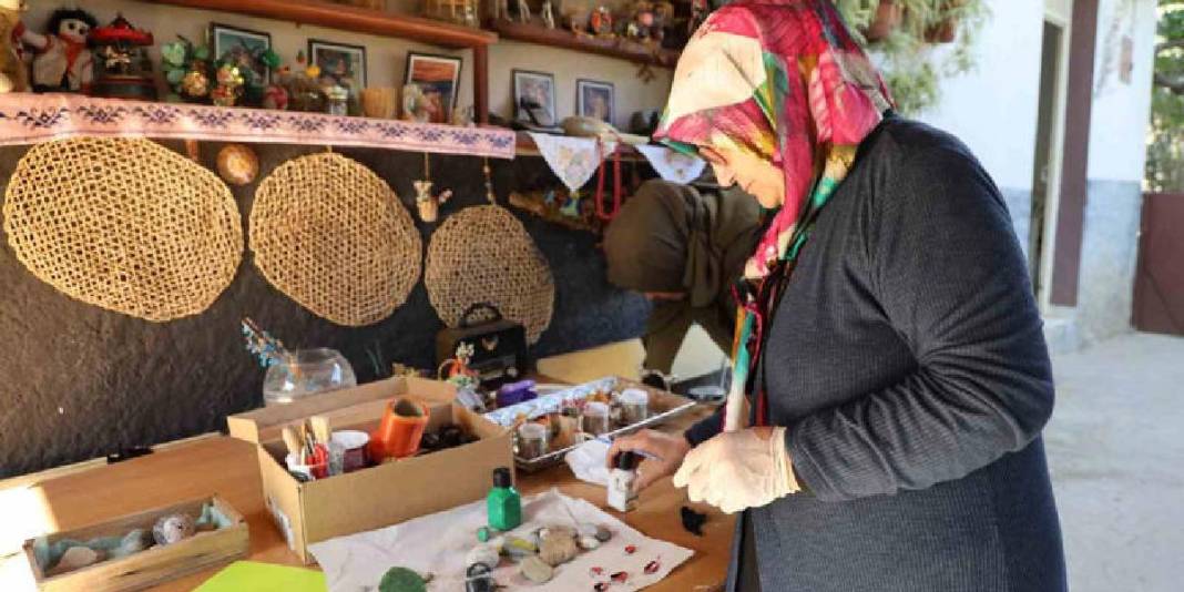 Emeklilik ona yepyeni bir kapı açtı! Atıklardan yeni bir dünyaya: Hepsini sanat eserine dönüştürüyor 3